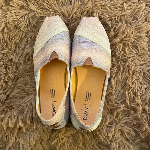 TOMS Women's Textured Tan and Cream Flats - Picture 1 of 8